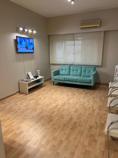 Sala de atención odontológica moderna y luminosa